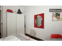 Rooms for rent in 6-bedroom apartment in Centro - الإيجار