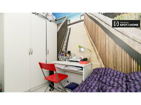 Rooms for rent in 6-bedroom apartment in Centro - Til leje
