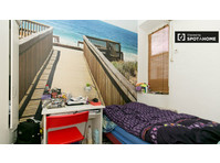 Stanze in affitto in appartamento con 6 camere da letto in… - In Affitto