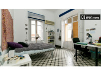 Rooms for rent in 6-bedroom apartment in Centro - Ενοικίαση