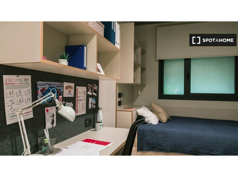 Stanze in affitto in appartamento con 6 camere da letto a… - In Affitto