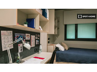Rooms for rent in 6-bedroom apartment in Granada - For Rent