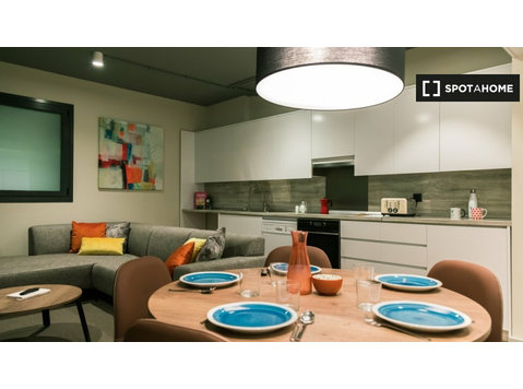 Rooms for rent in 6-bedroom apartment in Granada - За издавање