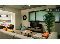 Rooms for rent in 6-bedroom apartment in Granada - Под наем