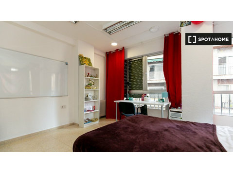 Granada'da 6 yatak odalı dairede kiralık odalar - Kiralık