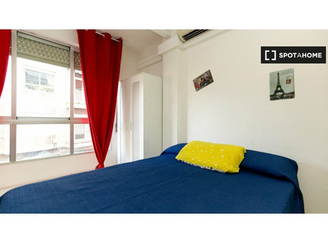Rooms for rent in 6-bedroom apartment in Granada - Под Кирија