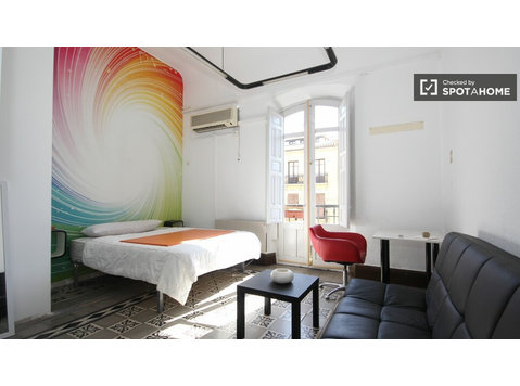 Zimmer zu vermieten in 9-Zimmer-Wohnung in Centro - Zu Vermieten