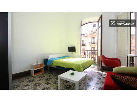 Rooms for rent in 9-bedroom apartment in Centro - Aluguel