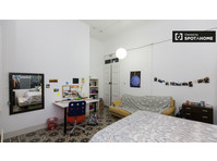 Rooms for rent in 9-bedroom apartment in Centro - Ενοικίαση