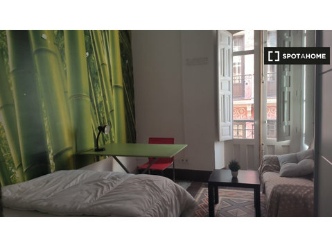 Zimmer zu vermieten in 9-Zimmer-Wohnung in Centro - Zu Vermieten