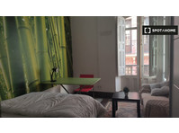 Rooms for rent in 9-bedroom apartment in Centro - Ενοικίαση