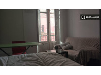 Stanze in affitto in appartamento con 9 camere da letto in… - In Affitto