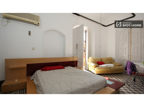 Rooms for rent in 9-bedroom apartment in Centro - K pronájmu
