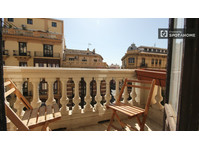 Rooms for rent in 9-bedroom apartment in Centro - Til Leie