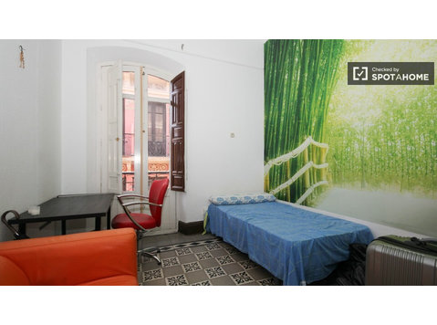 Rooms for rent in 9-bedroom apartment in Centro - الإيجار