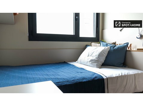 Granada'da 9 yatak odalı ortak yaşamda kiralık odalar - Kiralık