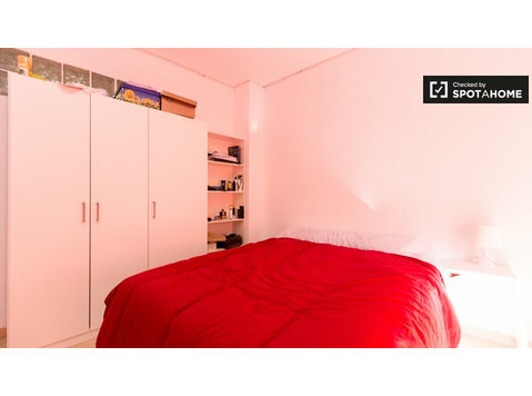 Spacious room for rent in Granada Centro - For Rent