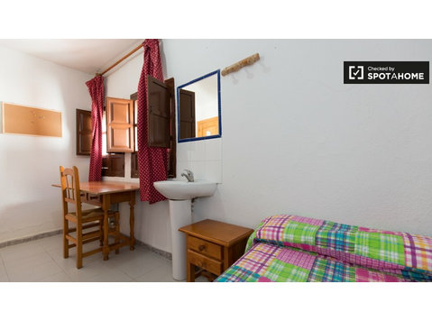 Chambre spacieuse dans un appartement de 12 chambres à… - À louer