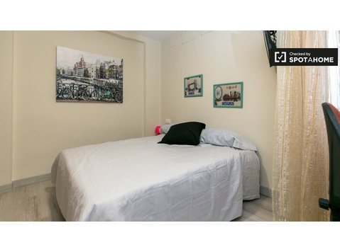 Spacious room in 4-bedroom apartment in La Chana, Granada - For Rent