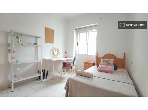 Spacious room in 5-bedroom apartment in Ronda, Granada - For Rent