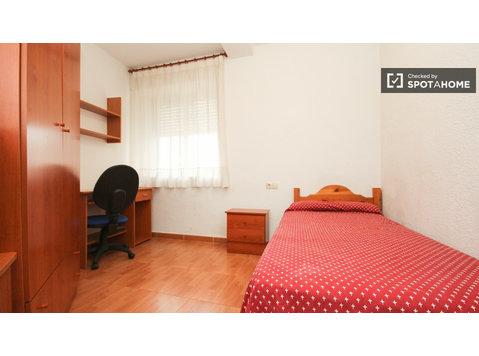Spacious room in shared apartment in Granada City Center - Til Leie