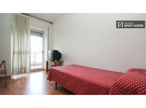 Spacious room in shared apartment in Granada City Center - Vuokralle