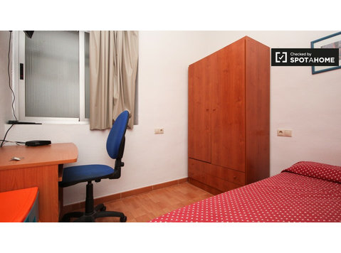 Przestronny pokój w mieszkaniu dzielonym w centrum Granady - Do wynajęcia