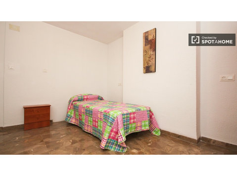 Spacious room in shared apartment in Los Pajaritos, Granada - For Rent
