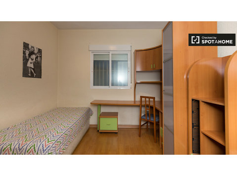 Spacious room in shared apartment in Los Pajaritos, Granada - Под Кирија