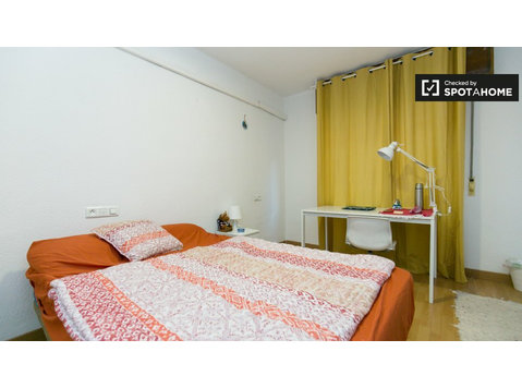 Sunny room for rent in Granada Centro - Vuokralle
