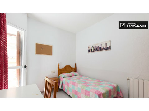 Quarto ensolarado em apartamento de 12 quartos em Granada - Aluguel