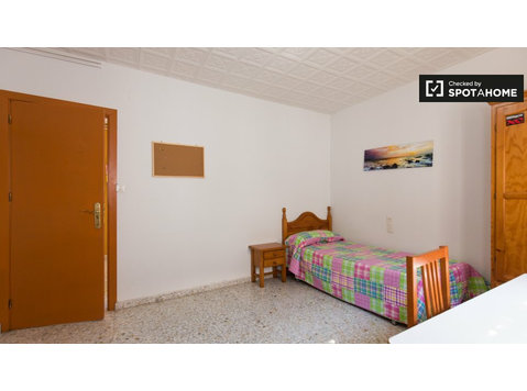 Przytulny pokój w apartamencie z 12 sypialniami w Granadzie - Do wynajęcia