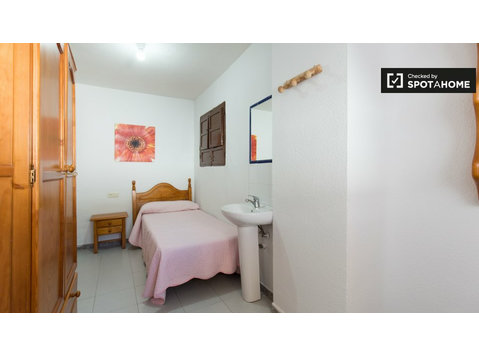 Welcoming room in 12-bedroom apartment in Granada - For Rent