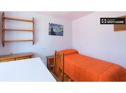Sala de acolhimento em apartamento de 12 quartos em Granada - Aluguel