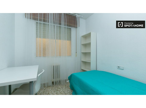 Habitación acogedora en piso compartido en Ronda, Granada - Alquiler