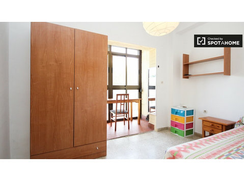 Zen room in shared apartment in Los Pajaritos, Granada - For Rent