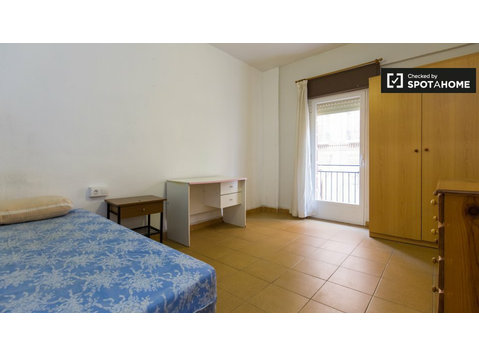 3-bedroom apartment with balcony for rent in Centro, Granada - Appartementen