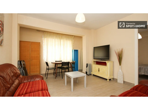 Apartamento de 4 dormitorios - Ronda, Granada - Pisos