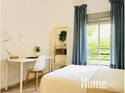Luminoso apartamento de 4 dormitorios en Granada - Pisos