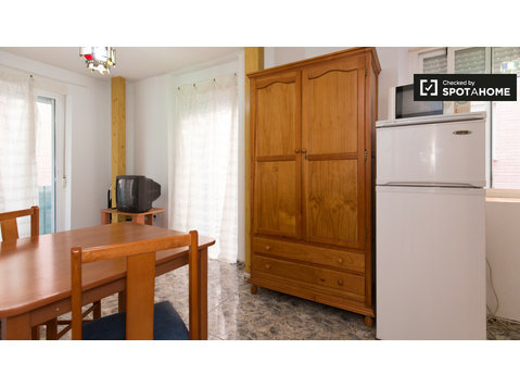 Monolocale accogliente con balcone in affitto a Granada… - Appartamenti