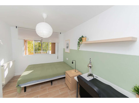 H3 - C/ Luz Casanova 5, Esc 3, 3º B - (4H2B), AG, GRA - Apartments