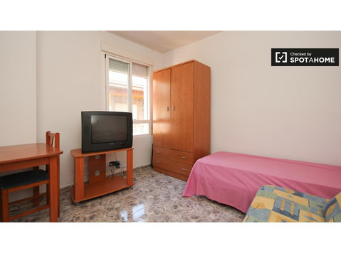 Spacious studio apartment for rent in central Granada - شقق