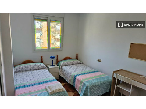 Malaga'da 3 yatak odalı dairede kiralık oda - Kiralık