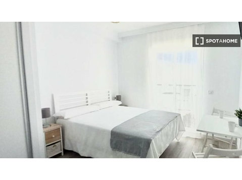 Room for rent in 4-bedroom apartment in Malaga - Аренда