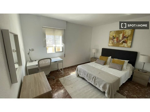 Room for rent in 4-bedroom apartment in Malaga - Vuokralle