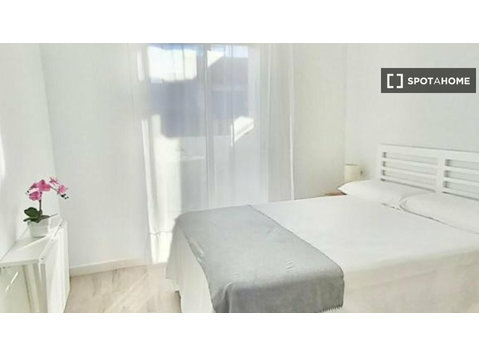 Se alquila habitación en piso de 4 habitaciones en Málaga - Alquiler