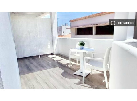 Room for rent in 4-bedroom apartment in Malaga - Аренда