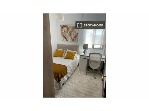 Room for rent in 4-bedroom apartment in Malaga - De inchiriat