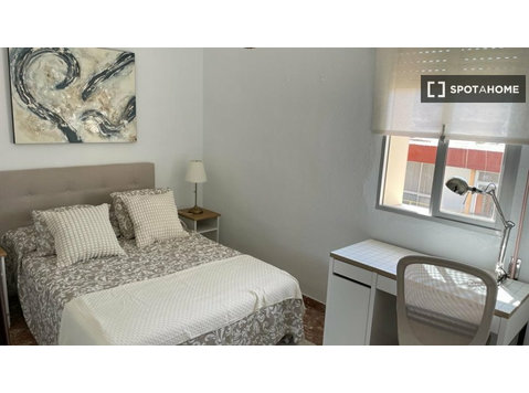 Zimmer zu vermieten in einer 4-Zimmer-Wohnung in Malaga - Zu Vermieten