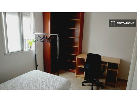 Zimmer zu vermieten in einer 4-Zimmer-Wohnung in Malaga, - Zu Vermieten